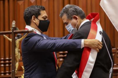 Manuel Merino de Lama (à direita) recebe a faixa presidencial no Peru do vice-presidente Luis Alberto Valdez, durante cerimônia em Lima, dia 10 de novembro, um dia depois de o Congresso peruano votar pelo impeachment de Martin Vizcarra