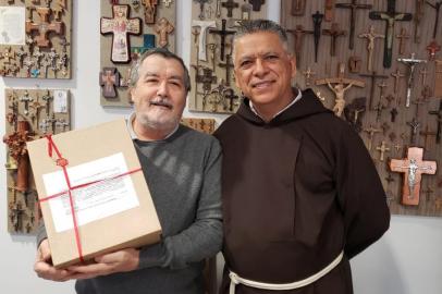 Frei Carlos Silva (direita), conselheiro geral da Ordem dos Frades Menores Capuchinhos, entrega o processo que investiga o suposto milagre atribuído ao frei Salvador Pizetta para o postulador geral, frei Carlo Calloni, em Roma<!-- NICAID(14641117) -->