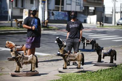  PORTO ALEGRE, RS, BRASIL, 11-11-2020: O Gabriel dos Santos (boné cinza) e Luiz Munhoes (boné preto) vieram de Curitiba para vender cavalinhos de pelúcia  em Porto Alegre. Os cavalinhos são muito fofos, e chamam a atenção principalmente das crianças, que pedem para tirar fotos (FOTO FÉLIX ZUCCO/AGÊNCIA RBS, Editoria de Porto Alegre).<!-- NICAID(14640342) -->