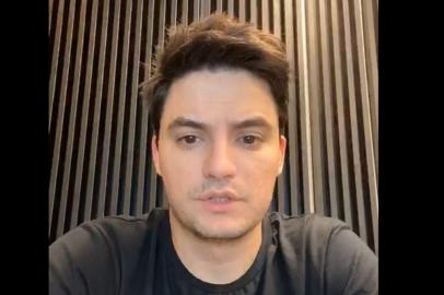 Felipe Neto fala em live no Instagram<!-- NICAID(14641231) -->