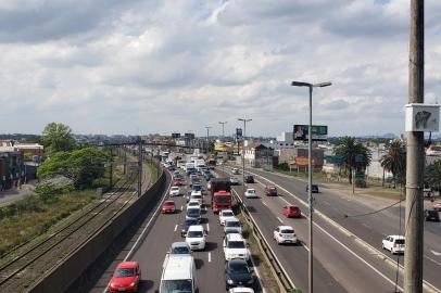 Obras no asfalto provocam congestionamento em pelo menos dois pontos em Porto Alegre e Canoas.Na BR-116, no sentido interior-capital, um serviço do Departamento Nacional de Infraestrutura e Transporte (DNIT) é realizada na Ponte próxima ao Rio Gravataí, no limite entre Canoas e Porto Alegre. <!-- NICAID(14641389) -->