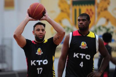 CAXIAS DO SUL, RS, BRASIL, 05/11/2020. Treino do KTO/Caxias do Sul Basquete no ginásio do Vascão. Na foto, ala/pivô Rafael Stabile e pivô Adriano Big (D). (Porthus Junior/Agência RBS)Indexador:                                 <!-- NICAID(14636393) -->