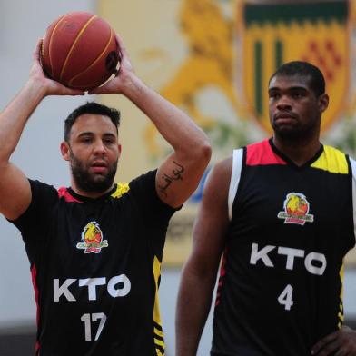 CAXIAS DO SUL, RS, BRASIL, 05/11/2020. Treino do KTO/Caxias do Sul Basquete no ginásio do Vascão. Na foto, ala/pivô Rafael Stabile e pivô Adriano Big (D). (Porthus Junior/Agência RBS)Indexador:                                 <!-- NICAID(14636393) -->