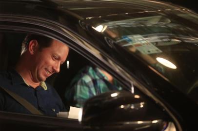  PORTO ALEGRE, 12/11/2020 - Chegada dos candidatos à prefeitura de Porto Alegre para o debate da rádio Gaúcha. Realizado em formato drive-in, este é o último encontro entre os candidatos antes do primeiro turno. Na foto: Nelson Marchezan<!-- NICAID(14641696) -->