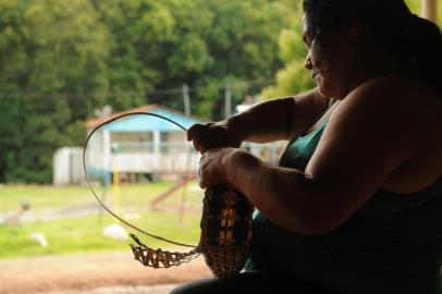  FARROUPILHA, RS, BRASIL, 27/01/2017. Aldeia caingangue em Farroupilha tem cerca de oitenta índios. As crianças fazem uma apresentação de boas-vindas sob a supervisão da professora da escola da aldeia. Recentemente, os índios mostraram união para enfrentar uma polêmica envolvendo o comércio de mercadorias no Centro de Caxias do Sul. Silvio e Floresmina Ribeiro, 52 e 50 anos, já preparam artesanato referente à Páscoa. (Diogo Sallaberry/Agência RBS)<!-- NICAID(12699917) -->