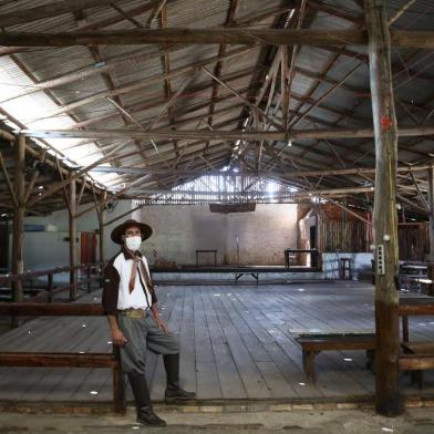  PORTO ALEGRE, RS, BRASIL - Lei Aldir Blanc contempla CTG Porteira da Restinga. Na imagem o Patrão Tarciso Falconi (máscara branca), 45 anos. *Em algumas fotos aparece o Capataz do CTG Carlos da Silva, 48 anos. (Foto: Jefferson Botega/Agencia RBS)Indexador: Jefferson Botega<!-- NICAID(14635729) -->