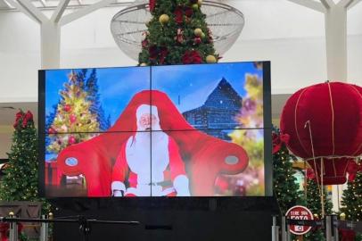 Gravataí Shopping Center com telão para Papai Noel<!-- NICAID(14641979) -->