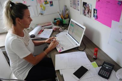  CAXAIS DO SUL, RS, BRASIL (13/11/2020)Professora de Química Katiuscia Hemann para a reportagem Se vira nos 30, que mostra a rotina dos professores entre aulas presenciais e ensino remoto em função da pandemiA. (Antonio Valiente/Agência RBS)<!-- NICAID(14641980) -->