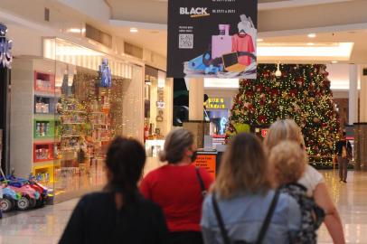 CAXIAS DO SUL, RS, BRASIL, 09/11/2020 - Expectativa dos lojistas para o natal e black friday são boas, tanto para comerciantes do centro, como no shopping. NA FOTO: No Villagio Shopping, de Caxias do Sul, Black Friday foi dividida em segmentos, a cada semana, para evitar aglomeração e oferecer promoções a quem quiser antecipar suas compras. (Marcelo Casagrande/Agência RBS)<!-- NICAID(14638771) -->