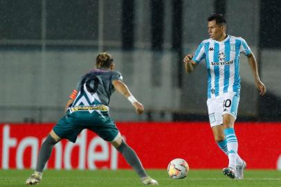  Argentinas Racing Club defender Leonardo Sigali and Venezuelas Estudiantes de Merida midfielder Jesus Meza vie for the ball during their closed-door Copa Libertadores group phase football match at the Presidente Peron Stadium in Buenos Aires, on October 21, 2020, amid the COVID-19 novel coronavirus pandemic. (Photo by Juan Ignacio RONCORONI / POOL / AFP)Editoria: SPOLocal: Buenos AiresIndexador: JUAN IGNACIO RONCORONISecao: soccerFonte: POOLFotógrafo: STR<!-- NICAID(14642544) -->