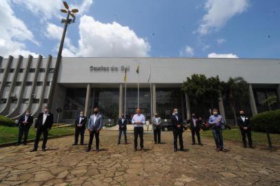  CAXIAS DO SUL, RS, BRASIL, 10/11/2020 - Foto dos Os 11 candidatos a prefeito de Caxias.  NA FOTO - da esquerda para direita -  Adiló 45 , PSDB , toninho feldmann 19 , PODEMOS , carlos búrigo 15 , MDB , edson nespolo 12 , PDT , julio freitas 10 , REPUBLICANOS ,  slaviero 30 , NOVO , nelson dárrigo 51 , PATRIOTA , pepe vargas 13 , PT , renato nunes 22 , PL , renato toigo 17 , PSL ,  vinicius ribeiro 25 , DEM(Marcelo Casagrande/Agência RBS)<!-- NICAID(14639368) -->