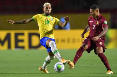  Brazils Douglas Luiz (L) and Venezuelas Darwin Machis vie for the ball during their closed-door 2022 FIFA World Cup South American qualifier football match at Morumbi Stadium in Sao Paulo, Brazil, on November 13, 2020. (Photo by NELSON ALMEIDA / POOL / AFP)Editoria: SPOLocal: Sao PauloIndexador: NELSON ALMEIDASecao: soccerFonte: POOLFotógrafo: STF<!-- NICAID(14642764) -->