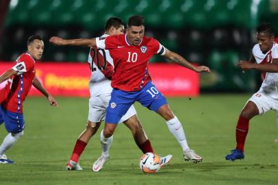  Chile's Cesar Pinares (R) and Peru's Edison Flores vie for the ball during their closed-door 2022 FIFA World Cup South American qualifier football match at the National Stadium in Santiago, on November 13, 2020. (Photo by IVAN ALVARADO / POOL / AFP)Editoria: SPOLocal: SantiagoIndexador: IVAN ALVARADOSecao: soccerFonte: POOLFotógrafo: STR<!-- NICAID(14642816) -->