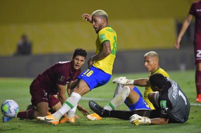  Brazil's Douglas Luiz (C) tries to kick the ball as Brazil loses a goal opportunity against Venezuela during their closed-door 2022 FIFA World Cup South American qualifier football match at Morumbi Stadium in Sao Paulo, Brazil, on November 13, 2020. (Photo by NELSON ALMEIDA / POOL / AFP)Editoria: SPOLocal: Sao PauloIndexador: NELSON ALMEIDASecao: soccerFonte: POOLFotógrafo: STF<!-- NICAID(14642825) -->