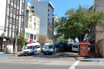 Veículos deixam o cartório eleitoral no centro de Caxias para entrega das urnas nas seções eleitorais. Foi na manhã deste sábado. <!-- NICAID(14642912) -->