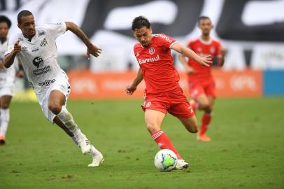 Inter enfrenta o Santos, na Vila Belmiro, pela 21ª rodada do Brasileirão. Maurício<!-- NICAID(14642927) -->