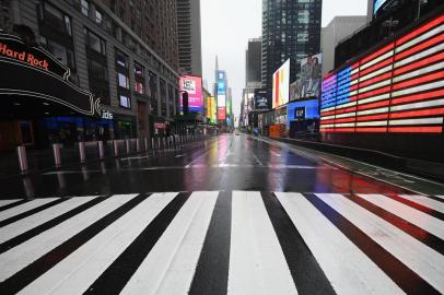  A nearly empty Times Square is seen on March 23, 2020 in New York City. - Wall Street fell early March 23, 2020 as Congress wrangled over a massive stimulus package while the Federal Reserve unveiled new emergency programs to boost the economy including with unlimited bond buying. About 45 minutes into trading, the Dow Jones Industrial Average was down 0.6 percent at 19,053.17, and the broad-based S&P 500 also fell 0.6 percent to 2,290.31 after regaining some ground lost just after the open. (Photo by Angela Weiss / AFP)Editoria: FINLocal: New YorkIndexador: ANGELA WEISSSecao: company informationFonte: AFPFotógrafo: STF<!-- NICAID(14459868) -->