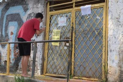  EM BAIXA - Eleitores chegam para votar na escola Martins Costa Junior, que esta interditada. Eleitores deverão seguir para a PUC.Fotógrafo: Ronaldo Bernardi<!-- NICAID(14643132) -->