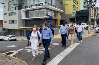 Candidato a prefeito de Caxias, Adiló Didomênico vota na Escola Aristides Germani<!-- NICAID(14643135) -->