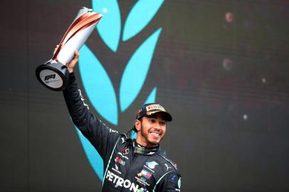  Winner Mercedes British driver Lewis Hamilton celebrates on the podium after the Turkish Formula One Grand Prix at the Intercity Istanbul Park circuit in Istanbul on November 15, 2020. (Photo by TOLGA BOZOGLU / POOL / AFP)Editoria: SPOLocal: IstanbulIndexador: TOLGA BOZOGLUSecao: motor racingFonte: POOLFotógrafo: STR<!-- NICAID(14643151) -->