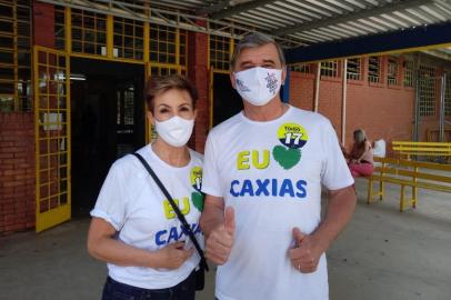 O candidato a prefeitura de Caxias do Sul, Renato Toigo, 69 anos, (PSL) votou por volta das 9h35min deste domingo (15).Ele chegou a escola Dário Granja Santana, no bairro Floresta, acompanhado da esposa Jany Toigo, 66.<!-- NICAID(14643211) -->