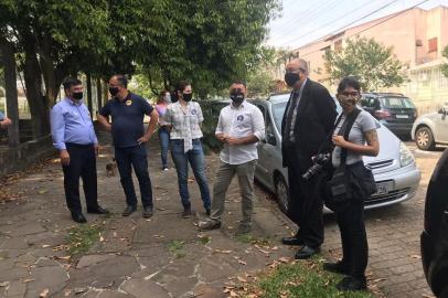 Candidato à prefeitura da Capital, João Derly registra voto acompanhado de seu vice, o delegado Fernando Soares, no bairro Alto Petrópolis<!-- NICAID(14643255) -->