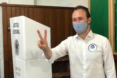 O candidato a prefeito de Caxias do Sul, Vinícius Ribeiro, do Democratas, votou por volta das 10h deste domingo (15), na Comunidade São João Bosco, no Bairro Madureira. Ele chegou acompanhado ao local de votação acompanhado do vice, Kiko Girardi, e de alguns familiares. Na chegada ao local, concedeu entrevistas e conversou com alguns apoiadores e com fiscais de outras coligações.<!-- NICAID(14643291) -->