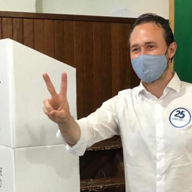 O candidato a prefeito de Caxias do Sul, Vinícius Ribeiro, do Democratas, votou por volta das 10h deste domingo (15), na Comunidade São João Bosco, no Bairro Madureira. Ele chegou acompanhado ao local de votação acompanhado do vice, Kiko Girardi, e de alguns familiares. Na chegada ao local, concedeu entrevistas e conversou com alguns apoiadores e com fiscais de outras coligações.<!-- NICAID(14643291) -->