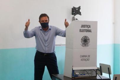 PREFEITO MARCELO CRIVELLA COMPARECE PARA A VOTAÇÃO NA NA ESCOLA SERGIO BUARQUE DE HOLANDA PARA A VOTAÇÃO, NA BARRA DA TIJUCA, ZONA OESTE DO RIO, NESTE DOMINGO (15). RJ - MARCELO CRIVELA / SERGIO BUARQUE DE HOLANDA / ELEIÇÃO - POLÍTICA - Prefeito Marcelo Crivella comparece para a votação na na Escola Sergio Buarque de Holanda para a votação, na Barra da Tijuca, Zona Oeste do Rio, neste domingo (15).  15/11/2020 - Foto: REGINALDO PIMENTA/AGÊNCIA O DIA/AGÊNCIA O DIA/ESTADÃO CONTEÚDOEditoria: POLÍTICALocal: RIO DE JANEIROIndexador: REGINALDO PIMENTAFonte: Agência O DiaFotógrafo: AGÊNCIA O DIA<!-- NICAID(14643867) -->