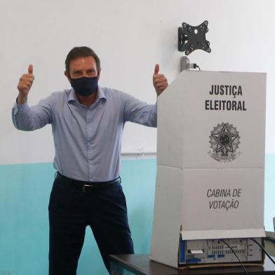 PREFEITO MARCELO CRIVELLA COMPARECE PARA A VOTAÇÃO NA NA ESCOLA SERGIO BUARQUE DE HOLANDA PARA A VOTAÇÃO, NA BARRA DA TIJUCA, ZONA OESTE DO RIO, NESTE DOMINGO (15). RJ - MARCELO CRIVELA / SERGIO BUARQUE DE HOLANDA / ELEIÇÃO - POLÍTICA - Prefeito Marcelo Crivella comparece para a votação na na Escola Sergio Buarque de Holanda para a votação, na Barra da Tijuca, Zona Oeste do Rio, neste domingo (15).  15/11/2020 - Foto: REGINALDO PIMENTA/AGÊNCIA O DIA/AGÊNCIA O DIA/ESTADÃO CONTEÚDOEditoria: POLÍTICALocal: RIO DE JANEIROIndexador: REGINALDO PIMENTAFonte: Agência O DiaFotógrafo: AGÊNCIA O DIA<!-- NICAID(14643867) -->