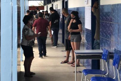 Na Escola Estadual de Segundo Grau Tuiuti, local de votação de 6.553 eleitores, havia aglomeração de pessoas no entorno da instituição, e pequenas filas nas seções. <!-- NICAID(14643956) -->