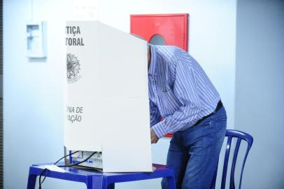  Eleitores chegam para votar nas primeiras horas no maior colégio eleitoral de Porto Alegre, o Bom Conselho.Fotógrafo: Ronaldo Bernardi<!-- NICAID(14643584) -->