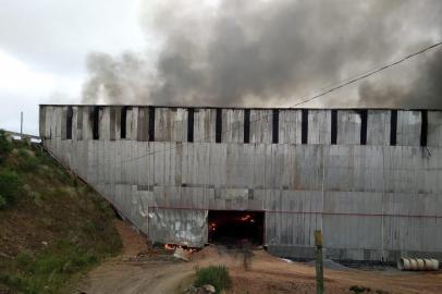 Viaturas da 3ª Companhia Especial de Bombeiro Militar de Bento Gonçalves estão nas dependências da Fundação Proamb, em Pinto Bandeira, desde às 5h desta segunda-feira (16) para combater um incêndio. Conforme a Proamb, o fogo afeta a Central de Disposição de Resíduos. Ninguém ficou ferido, conforme a entidade.<!-- NICAID(14644630) -->