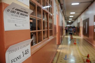  CAXIAS DO SUL, RS, BRASIL (15/11/2020)Eleições 2020. Filas para votar na Escola Emilio Meyer em Caxias do Sul. (Antonio Valiente/Agência RBS)<!-- NICAID(14643340) -->