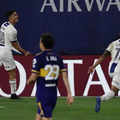  Argentinas Talleres midfielder Joel Sonora (L) celebrates  after scoring a goal against Boca Juniors during their Argentina First Division 2020 Liga Profesional de Futbol tournament match at La Bombonera  stadium, in Buenos Aires, on November 15, 2020. (Photo by ALEJANDRO PAGNI / AFP)Editoria: SPOLocal: Buenos AiresIndexador: ALEJANDRO PAGNISecao: soccerFonte: AFPFotógrafo: STR<!-- NICAID(14644821) -->