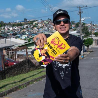 Chiquinho Divilas lança o livro Hip Hop Nas Escolas - O Rap Fala.<!-- NICAID(14644822) -->