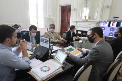  Acompanhado de secretários, o governador Eduardo Leite se reuniu por videoconferência pela manhã com deputados estaduais e, à tarde, com líderes de entidades empresariais e jornalistas. Foto: Itamar Aguiar / Palácio Piratini.<!-- NICAID(14645220) -->