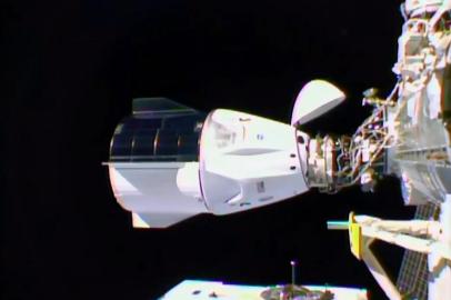  This NASA TV video grab shows Nasas SpaceX Crew-1 mission aboard the SpaceX Crew Dragon (L) docked to the International Space Station (R) on November 16, 2020. - Four astronauts were successfully launched on the SpaceX Crew Dragon Resilience to the International Space Station on November 15, the first of what the US hopes will be many routine missions following a successful test flight in late spring. (Photo by - / NASA TV / AFP) / RESTRICTED TO EDITORIAL USE - MANDATORY CREDIT AFP PHOTO / NASA TV   - NO MARKETING - NO ADVERTISING CAMPAIGNS - DISTRIBUTED AS A SERVICE TO CLIENTSEditoria: SCILocal: In spaceIndexador: -Secao: space programmeFonte: NASA TVFotógrafo: Handout<!-- NICAID(14645426) -->