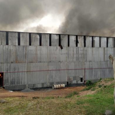 A Companhia Especial de Bombeiros Militar de Bento Gonçalves, com apoio de viaturas e bombeiros dos municípios de Garibaldi e Vacaria, seguem em atuação na ocorrência de incêndio que consome a Central de Disposição de Resíduos da Fundação Proamb, no município de Pinto Bandeira, nesta terça-feira (17). A Brigada de incêndio da entidade também atua no local. O fogo começou a atingir o local por volta das 5h de segunda-feira (16).<!-- NICAID(14645456) -->