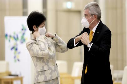 Thomas Bach e Yuriko Koike