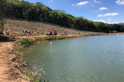  Um homem, que ainda não foi identificado, de cerca de 30 anos, morreu após se afogar em um açude da Linha Palmeira, no Distrito de São Pedro, interior de Bento Gonçalves, na manhã desta terça-feira (17).<!-- NICAID(14645967) -->