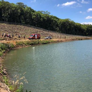  Um homem, que ainda não foi identificado, de cerca de 30 anos, morreu após se afogar em um açude da Linha Palmeira, no Distrito de São Pedro, interior de Bento Gonçalves, na manhã desta terça-feira (17).<!-- NICAID(14645967) -->