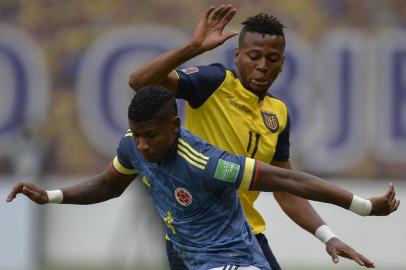 Colombias Luis Manuel Orejuela (Front) and Ecuadors Michael Estrada vie for the ball during their closed-door 2022 FIFA World Cup South American qualifier football match at the Rodrigo Paz Delgado Stadium in Quito on November 17, 2020. (Photo by RODRIGO BUENDIA / POOL / AFP)