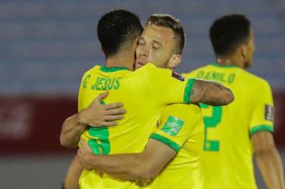  Brazils Arthur (R) celebrates with teammate Gabriel Jesus after scoring against Uruguay during their closed-door 2022 FIFA World Cup South American qualifier football match at the Centenario Stadium in Montevideo on November 17, 2020. (Photo by Raul MARTINEZ / POOL / AFP)Editoria: SPOLocal: MontevideoIndexador: RAUL MARTINEZSecao: soccerFonte: POOLFotógrafo: STR<!-- NICAID(14646207) -->