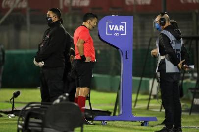  Chilean referee Roberto Tobar checks the VAR for a foul by Uruguays Edinson Cavani over Brazils Richarlison during their closed-door 2022 FIFA World Cup South American qualifier football match at the Centenario Stadium in Montevideo on November 17, 2020. (Photo by Raul MARTINEZ / POOL / AFP)Editoria: SPOLocal: MontevideoIndexador: RAUL MARTINEZSecao: soccerFonte: POOLFotógrafo: STR<!-- NICAID(14646263) -->