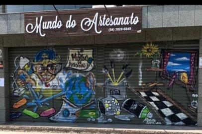 Grafite do artista Andrigo Marftins na fachada da loja Mundo do Artesanato<!-- NICAID(14645590) -->