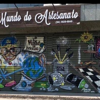 Grafite do artista Andrigo Marftins na fachada da loja Mundo do Artesanato<!-- NICAID(14645590) -->