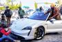 Dwayne Johnson "entala" em carro esportivo durante gravação de filme: "Grande demais"