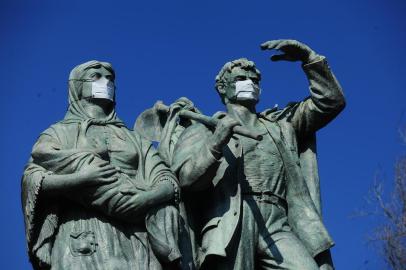  CAXIAS DO SUL, RS, BRASIL, 10/09/2020. Máscara foi colocada no rosto do  Monumento Nacional ao Imigrante durante a pandemia do coronavírus. (Porthus Junior/Agência RBS)<!-- NICAID(14589137) -->