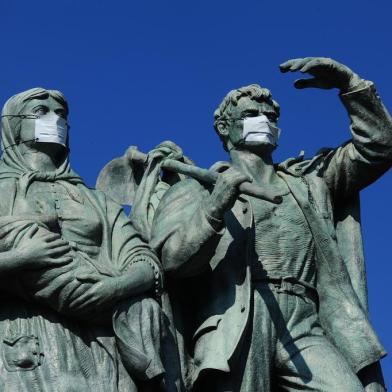  CAXIAS DO SUL, RS, BRASIL, 10/09/2020. Máscara foi colocada no rosto do  Monumento Nacional ao Imigrante durante a pandemia do coronavírus. (Porthus Junior/Agência RBS)<!-- NICAID(14589137) -->